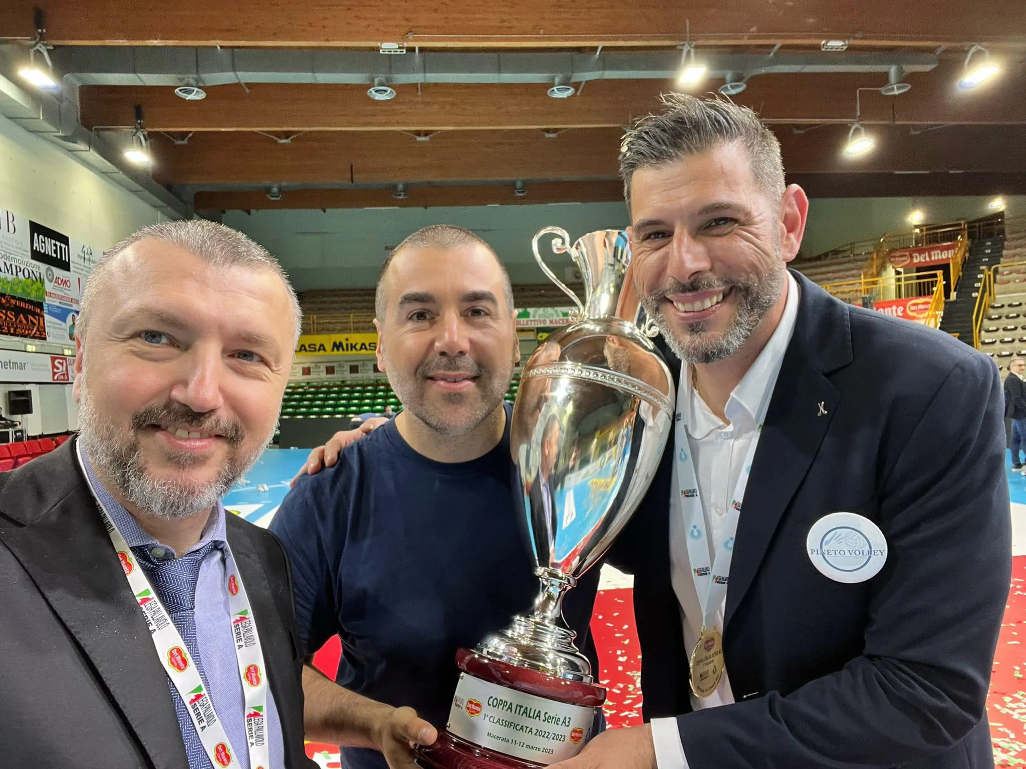 Del Monte® Coppa Italia di A3 2022/2023: il grande volley Infiamma il Pala Fonte Scodella di Macerata Giuseppe Baratta speaker della finale di Coppa Italia di A3: da sinistra Piero Giannico, Giuseppe Baratta e coach Giacomo Tomasello