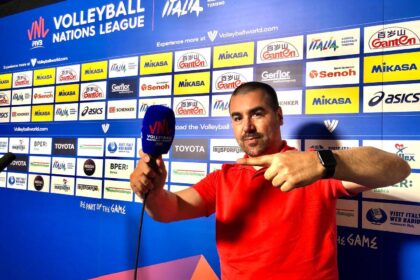 «La mia VNL 2021, dentro la macchina perfetta». Giuseppe Baratta racconta quasi 40 giorni di volley mondiale (senza pause) Giuseppe Baratta speaker della VNL 2021 Volleyball Nations League, evento presentato da ENIT insieme a Regione Emilia-Romagna, Magniflex, Nescafé Latte, BPER Banca e supportato da Toyota e BusForFun