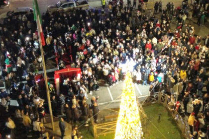 Luci del Borgo, un successo di comunità. Albino Marostica: «Atmosfera magica per le famiglie: grande momento di collaborazione con le realtà del territorio» Luci del Borgo 2025 Pedagnalonga di Borgo Hermada evento natalizio