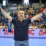 L'Italia della pallamano supera la Svizzera e centra i Mondiali 2027. A Faenza Giuseppe Baratta trascina il pubblico Giuseppe Baratta speaker Italia pallamano esulta a Faenza dopo la qualificazione ai campionati del mondo