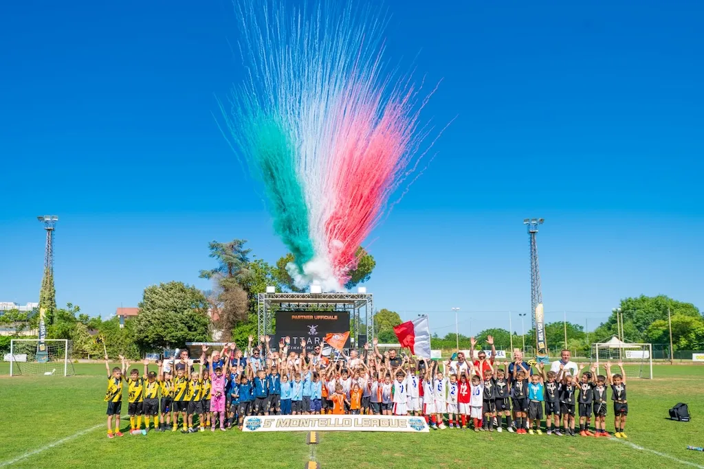 Montello League 2026 l'entusiasmo dei giovani giocatori con lo speaker Giuseppe Baratta