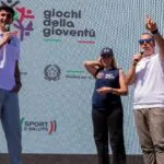 Giuseppe Baratta, speaker presentatore, e il giocatore di basket Caruso ai Giochi della Gioventù 2026 Roma