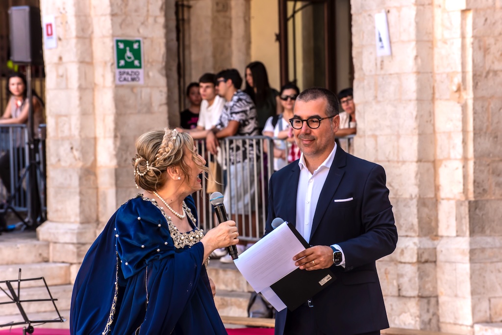 Il fascino del Palio del Tributo di Priverno: una festa di storia, prestigio e comunità con la voce di Giuseppe Baratta Giuseppe Baratta e Valentina De Angelis presentano il Palio del Tributo di Priverno 2026 (foto di Fabio Di Legge/Associazione Palio del Tributo di Priverno)