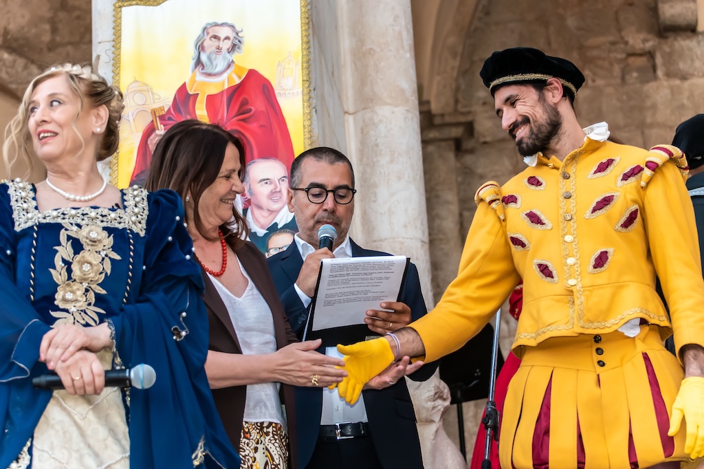 Il fascino del Palio del Tributo di Priverno: una festa di storia, prestigio e comunità con la voce di Giuseppe Baratta Giuseppe Baratta presenta il Palio del Tributo di Priverno 2026 (foto di Fabio Di Legge/Associazione Palio del Tributo di Priverno)