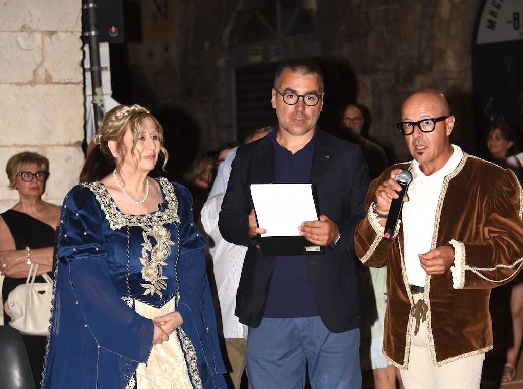 Il fascino del Palio del Tributo di Priverno: una festa di storia, prestigio e comunità con la voce di Giuseppe Baratta Giuseppe Baratta presenta il Palio del Tributo di Priverno 2026 con Luigi Cellini e Valentina De Angelis (foto di Fabio Di Legge/Associazione Palio del Tributo di Priverno)