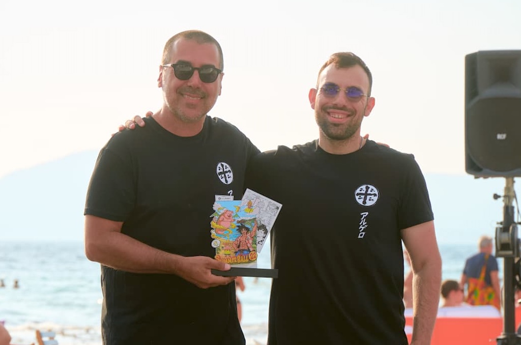 Giuseppe Baratta premiato dal segretario della Polisportiva Sottorete Pasqualino Trubia