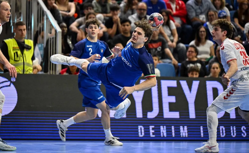 Giuseppe Baratta ai Giochi del Mediterraneo Taranto 2026: sarà la voce del torneo di pallamano Giochi del Mediterraneo Taranto 2026 giocatore della nazionale italiana di pallamano in azione speaker Giuseppe Baratta