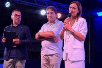 Sonnino abbraccia la Polisportiva Sonnino 1960: piazza gremita per celebrare una stagione straordinaria Sul palco di Sonnino con Giuseppe Baratta, presentatore, Gianni Carroccia, sindaco di Sonnino, ed Elena Palazzo, assessore regionale