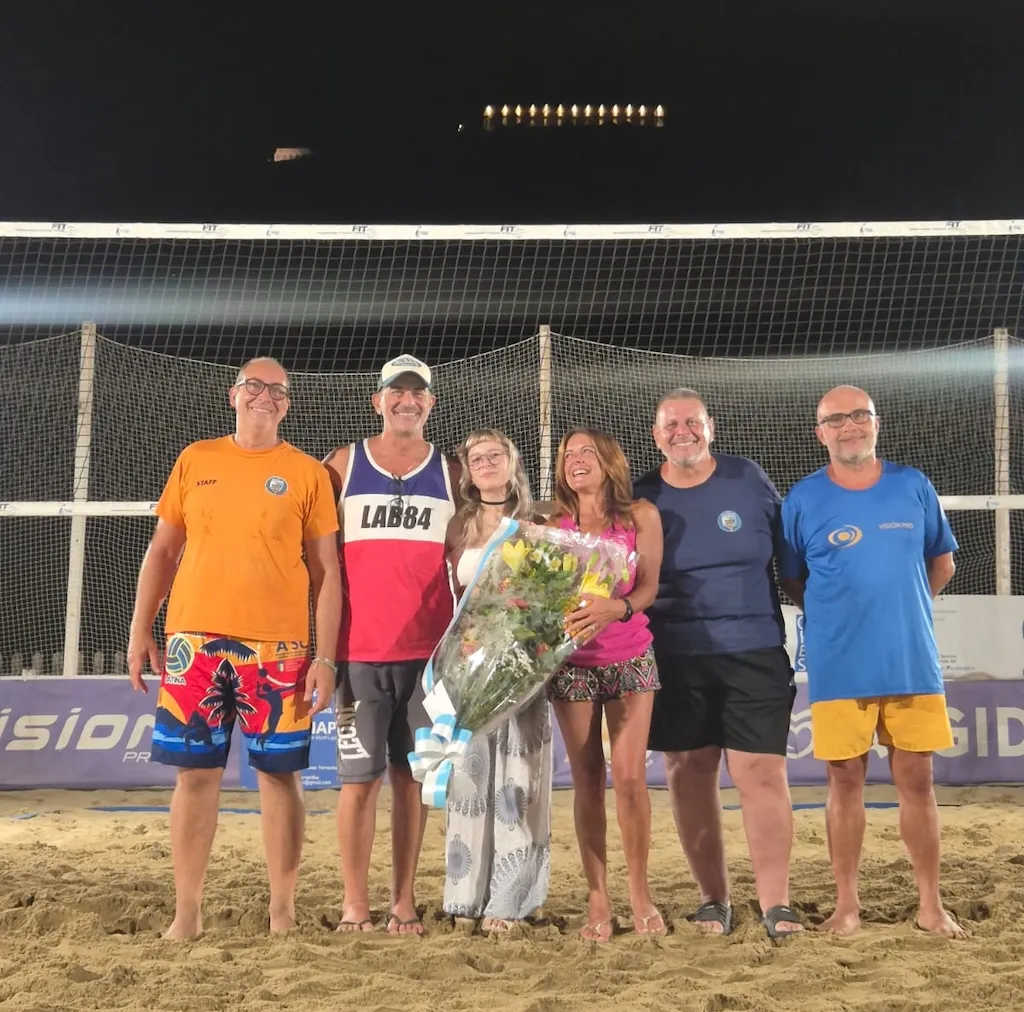 Beach volley, 2° Memorial Maurizio Altamura, sport, solidarietà e ricordo alle Rive di Traiano di Terracina Memorial Maurizio Altamura omaggio floreale alla famiglia