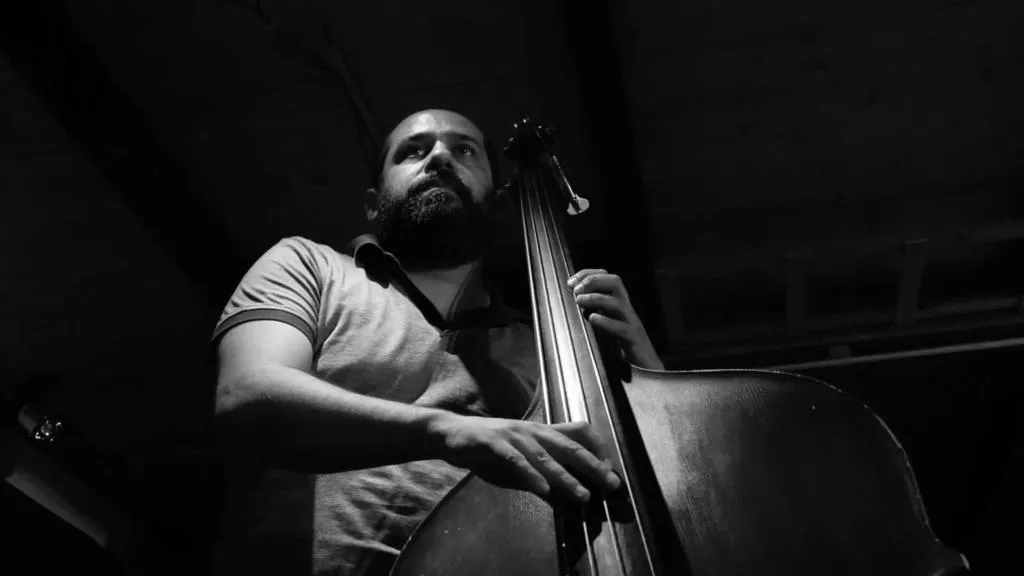 Venerdì a Prossedi con Vicoli della Cultura: arte, musica, teatro e spettacoli nel cuore del borgo. Sabato sarà Vicoli di Notte Vicoli della Cultura a Prossedi 2026 un musicista