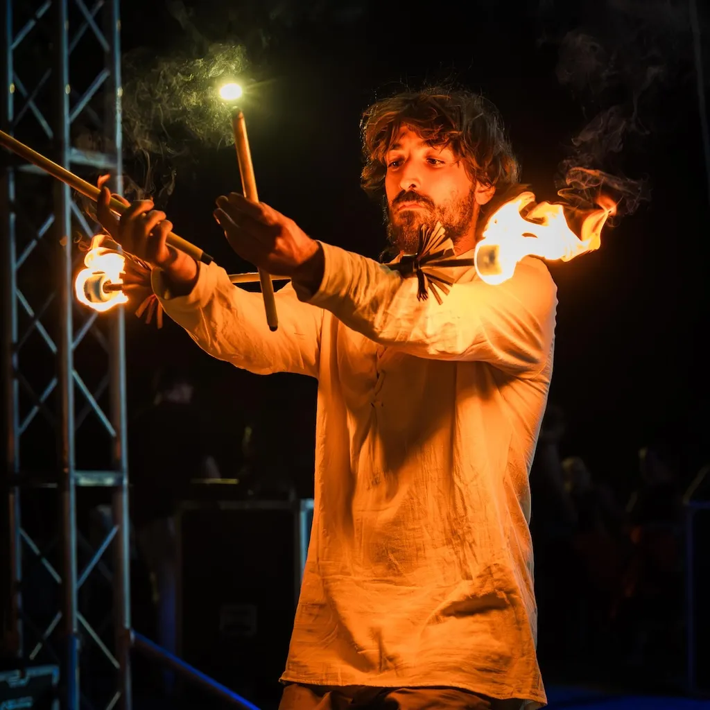 Venerdì a Prossedi con Vicoli della Cultura: arte, musica, teatro e spettacoli nel cuore del borgo. Sabato sarà Vicoli di Notte Vicoli della Cultura a Prossedi 2026 spettacolo con il fuoco