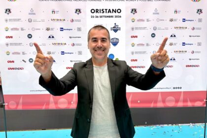 Sardegna Volleyball Challenge, la voce di Giuseppe Baratta accompagna il grande volley internazionale a Oristano Giuseppe Baratta, speaker del Sardegna Volleyball Challenge 2026
