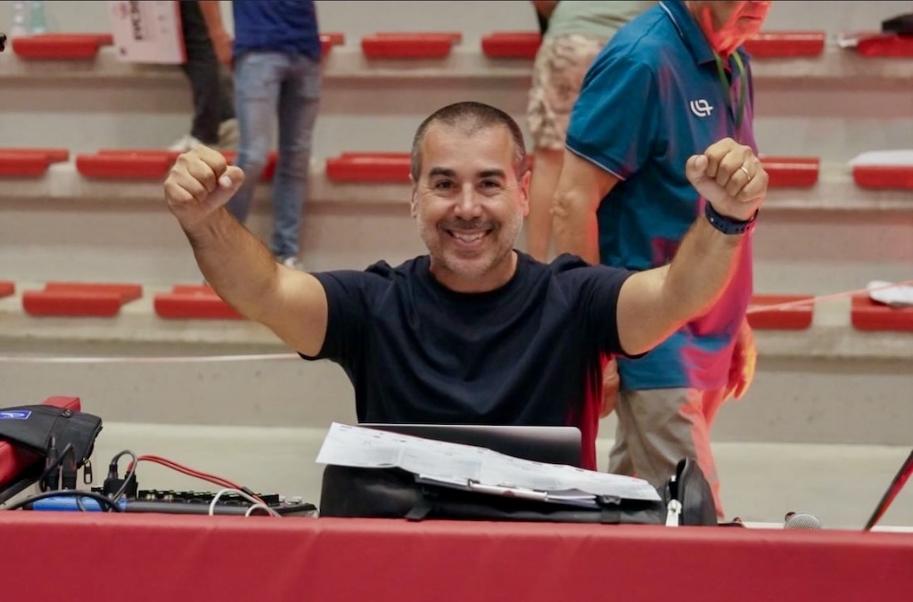 Sardegna Volleyball Challenge, la voce di Giuseppe Baratta accompagna il grande volley internazionale a Oristano Giuseppe Baratta, speaker del Sardegna Volleyball Challenge 2026