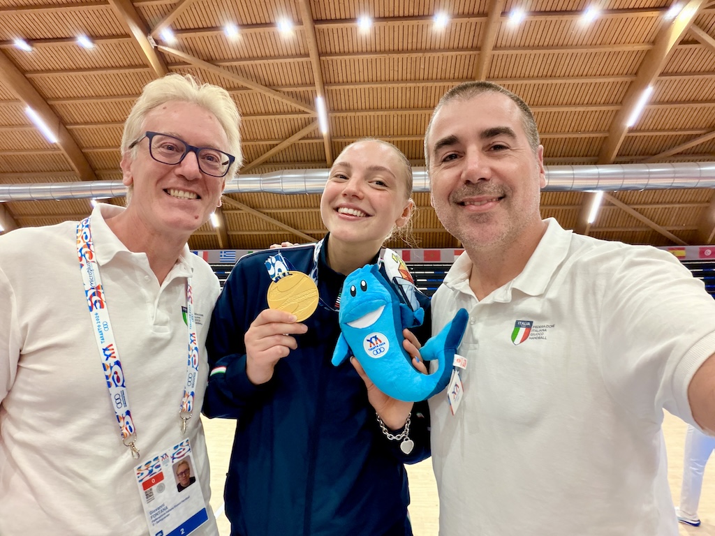 Manojlovic, Baratta e Fontana. C’è un po’ di provincia di Latina nella storica medaglia d’oro dell’Italia ai Giochi del Mediterraneo Ramona Manojlovic, Giuseppe Baratta e Giovanni Fontana, tre pontini al torneo di pallamano femminile ai Giochi del Mediterraneo Taranto 2026