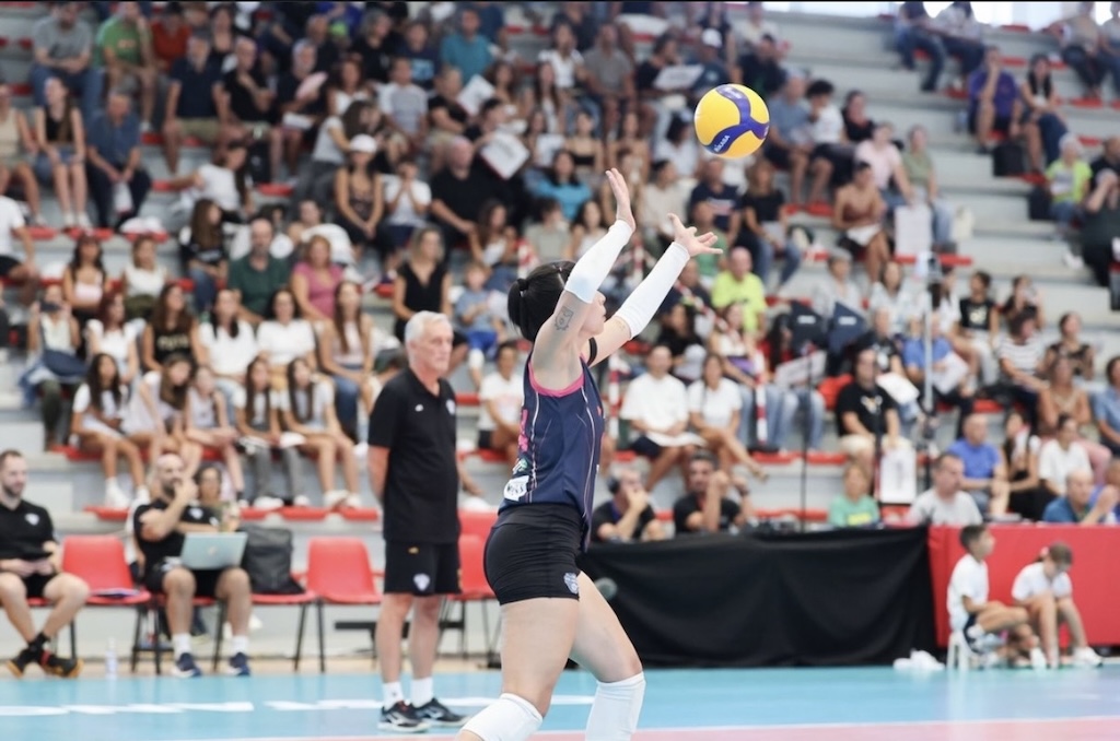 Sardegna Volleyball Challenge, la voce di Giuseppe Baratta accompagna il grande volley internazionale a Oristano Giuseppe Baratta, speaker del Sardegna Volleyball Challenge 2026