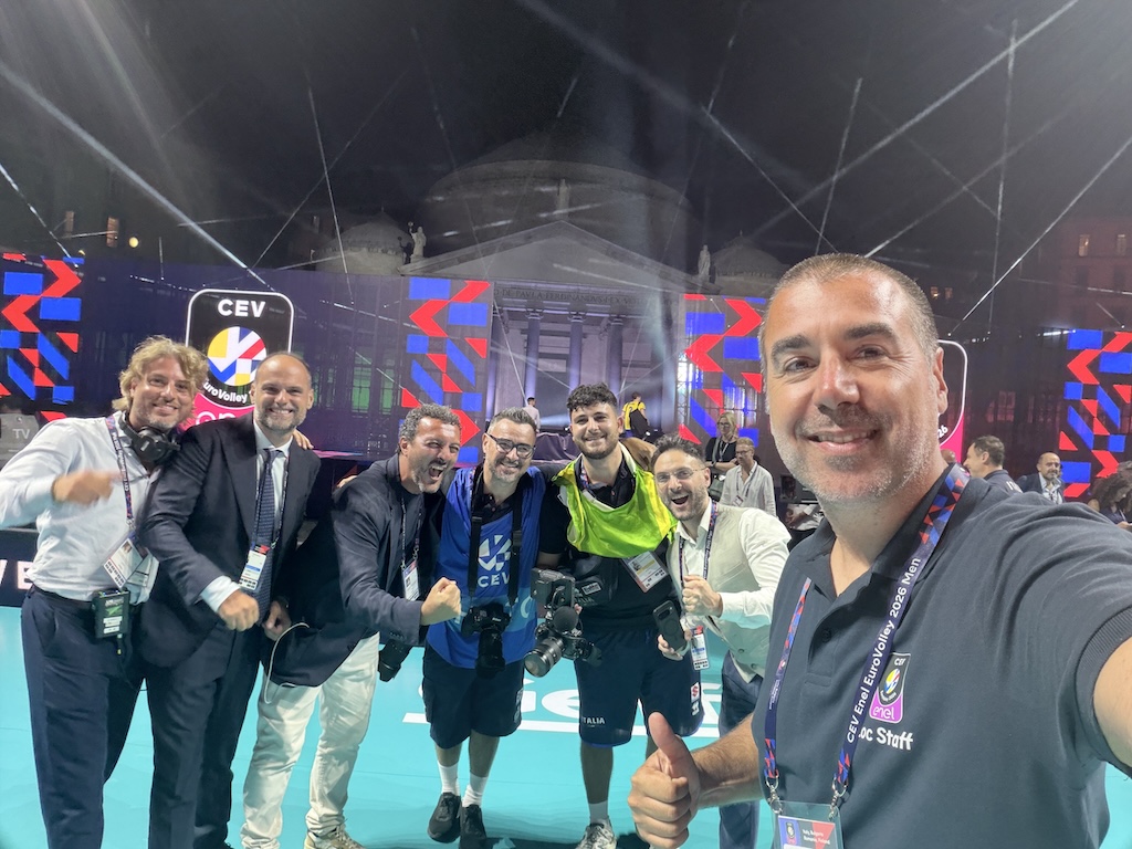 CEV Enel EuroVolley 2026 maschile, Giuseppe Baratta debutta come producer - show caller nel grande evento di Piazza del Plebiscito a Napoli Cev ENEL Eurovolley 2026 Napoli con Nicola Alfano, Stefano Telese, Luigi Di Giulio, Luca Morvillo, Salsano, Enzo Pinelli