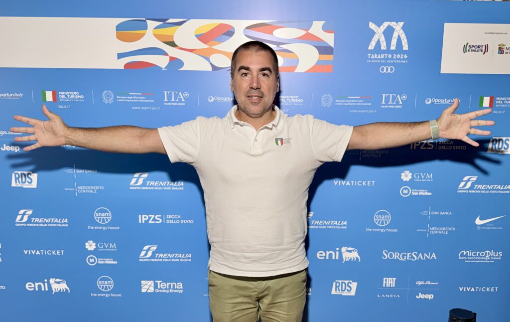 Giuseppe Baratta speaker del torneo di pallamano femminile ai Giochi del Mediterraneo Taranto 2026