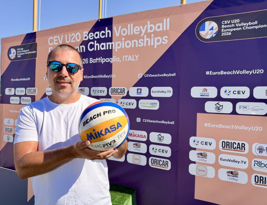 Giuseppe Baratta speaker al campionato europeo di beach volley u20 2026 a Battipaglia nella foto con il pallone di beach volley