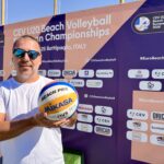 Giuseppe Baratta speaker al campionato europeo di beach volley u20 2026 a Battipaglia nella foto con il pallone di beach volley