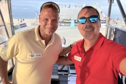 Il Beach Pro Tour Futures di Corigliano-Rossano: oro per gli azzurri Rossi e Lupo. Baratta: «Per me un grande piacere far parte di questo prestigioso appuntamento internazionale» Corigliano Rossano Volleyball World Beach Pro Tour Futures lo speaker e DJ Giuseppe Baratta con Pier Paolo Murgioni
