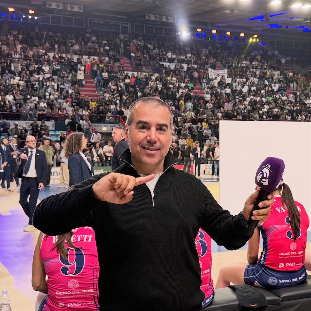 Doppio impegno nazionale in 48 ore per la voce pontina Giuseppe Baratta: dalla Supercoppa FIAT di Bari alla pallamano azzurra con la qualificazione al Mondiale Supercoppa Italiana Fiata Bari 2026 lo speaker Giuseppe Baratta
