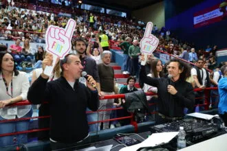 Doppio impegno nazionale in 48 ore per la voce pontina Giuseppe Baratta: dalla Supercoppa FIAT di Bari alla pallamano azzurra con la qualificazione al Mondiale Supercoppa Italiana Fiata Bari 2026 lo speaker Giuseppe Baratta con Mauro dell'Olio