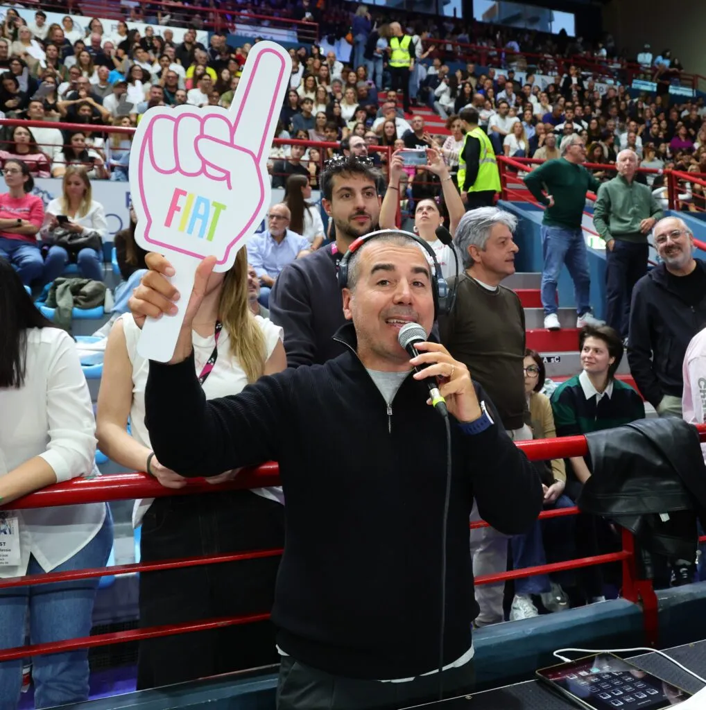 Doppio impegno nazionale in 48 ore per la voce pontina Giuseppe Baratta: dalla Supercoppa FIAT di Bari alla pallamano azzurra con la qualificazione al Mondiale Supercoppa Italiana Fiata Bari 2026 lo speaker Giuseppe Baratta